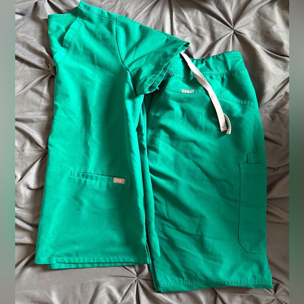 Figs Green Medium Top and Bottom Scrub Set